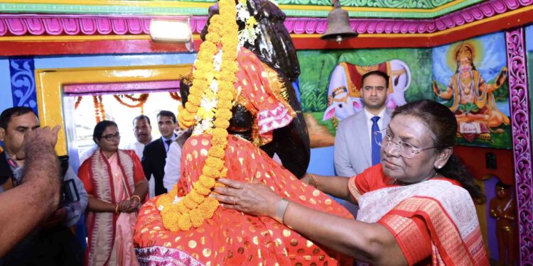 କଣ୍ଟିଲୋ ନୀଳମାଧବଙ୍କୁ ପୂଜା କଲେ ରାଷ୍ଟ୍ରପତି ଦ୍ରୌପଦୀ ମୁର୍ମୁ।